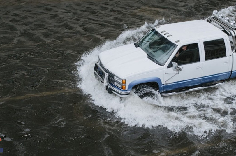 Ураган Лаура подбирается к Техасу и Луизиане: как быть с авто из США?